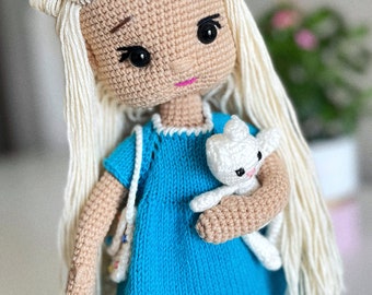 Pronto per la spedizione. Giocattolo fatto a mano, bambola all'uncinetto, bambola fatta a mano con vestiti lavorati a maglia, regalo, bambolina, bambola all'uncinetto con animale domestico, bambola Amigurumi per ragazze