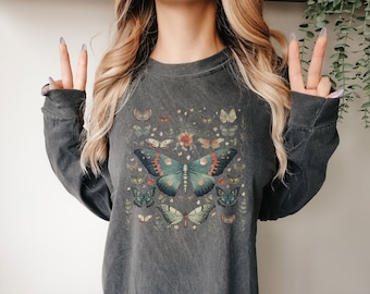 Camiseta de manga larga vintage moderna con estampado de naturaleza, brujas y mariposas, estilo cottagecore otoñal, goblincore gótico, sudadera con luz de polilla, estilo retro Whimsigoth.