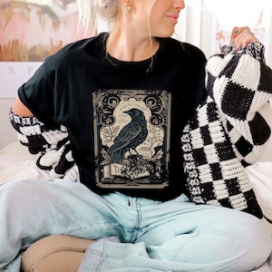 Gothic Raven Extra Light T-Shirt Crow Celestial Tarot Card Shirt Goth Bird Animal Tee Witchy Graphic Witchcraft Dark Academia Top Streetwear