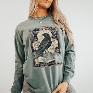 Vintage Raven Long Sleeve T-Shirt Gothic Crow Shirt Retro Raven Long Sleeve Shirt Oversized Shirt Witchy Tee Dark Academia Light Sweatshirt