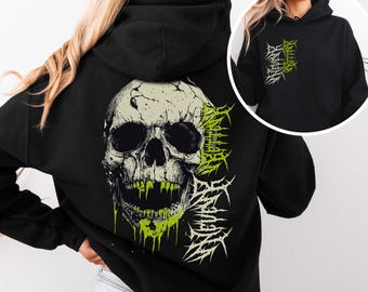 Könnte beinhalten: Schwarzer Hoodie mit einem grün-weißen Totenkopf-Motiv und dem Text "Eternal Suffering" auf der Rückseite.