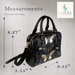 K&ouml;nnte beinhalten: Schwarze Schulterhandtasche mit Schmetterlings- und Blumenmuster. Die Tasche hat einen oberen Griff und einen abnehmbaren Schultergurt. Ma&szlig;e: 21 cm hoch, 24 cm breit und 9 cm tief. Die Tasche hat einen Rei&szlig;verschluss.