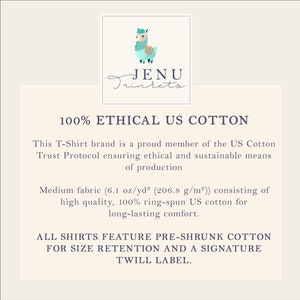 Pu&ograve; includere: Una grafica di testo bianco su sfondo blu con un'illustrazione di lama. Il testo recita "JENU Trinkets 100% ETHICAL US COTTON. Questo marchio di T-shirt &egrave; un membro orgoglioso del Protocollo di fiducia del cotone americano che garantisce metodi etici e sostenibili di produzione. Tessuto medio (6,1 oz/yd&sup2; (206,8 g/m&sup2;)) composto da cotone americano 100% filato ad anello di alta qualit&agrave; per un comfort duraturo. TUTTE LE CAMICIE SONO DOTATE DI COTONE PRE-RETRATTO PER IL MANTENIMENTO DELLA TAGLIA E UN'ETICHETTA IN RASO FIRMATO."