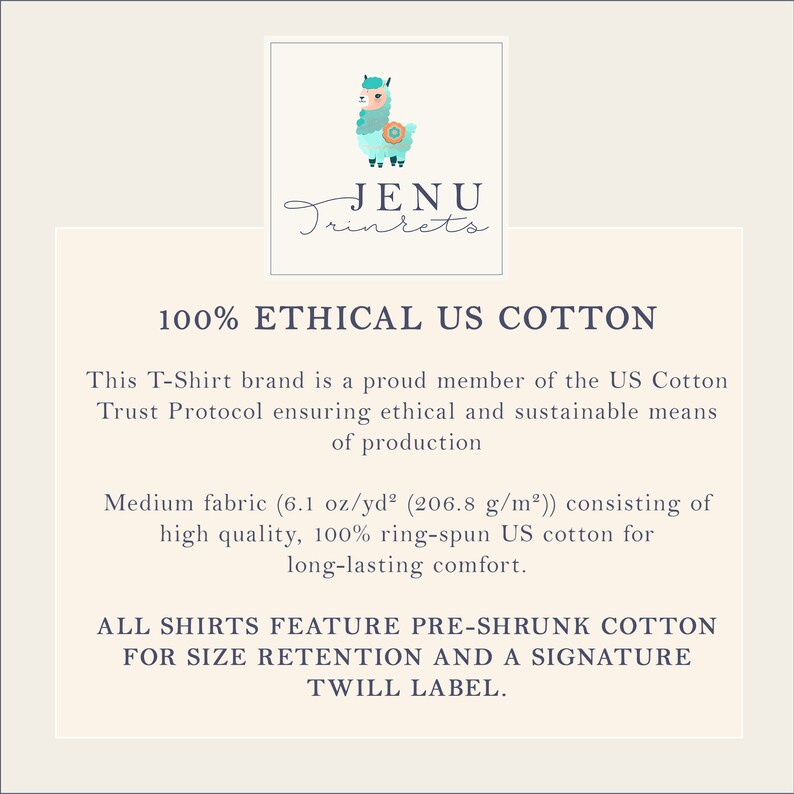 Pu&ograve; includere: Una grafica di testo bianco su sfondo blu con un'illustrazione di lama. Il testo recita "JENU Trinkets 100% ETHICAL US COTTON. Questo marchio di T-shirt &egrave; un membro orgoglioso del Protocollo di fiducia del cotone americano che garantisce metodi etici e sostenibili di produzione. Tessuto medio (6,1 oz/yd&sup2; (206,8 g/m&sup2;)) composto da cotone americano 100% filato ad anello di alta qualit&agrave; per un comfort duraturo. TUTTE LE CAMICIE SONO DOTATE DI COTONE PRE-RETRATTO PER IL MANTENIMENTO DELLA TAGLIA E UN'ETICHETTA IN RASO FIRMATO."