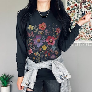 Retro Boho Summer Pressed Flowers Long Sleeve Tshirt Vintage Floral Fall Leaf Botanical Cottagecore Light Sweatshirt Aesthetic Green Witch