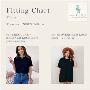 Peut inclure: Un tableau des tailles pour t-shirts unisexes. Le tableau montre deux mannequins portant des t-shirts noirs. Le mannequin de gauche porte un t-shirt qui lui va bien. Le mannequin de droite porte un t-shirt surdimensionn&eacute; qui ressemble &agrave; une robe. Le texte sur le tableau dit "Pour un look normal/d&eacute;tendu, commandez votre taille habituelle." et "Pour un look surdimensionn&eacute;, commandez 1 &agrave; 2 tailles au-dessus."
