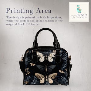 K&ouml;nnte beinhalten: Schwarze Handtasche mit Schmetterlings- und Blumenmuster. Sie hat einen oberen Griff und einen Schultergurt. Der Text "Printing Area" steht oben, und "JENU Trinkets" befindet sich oben rechts.