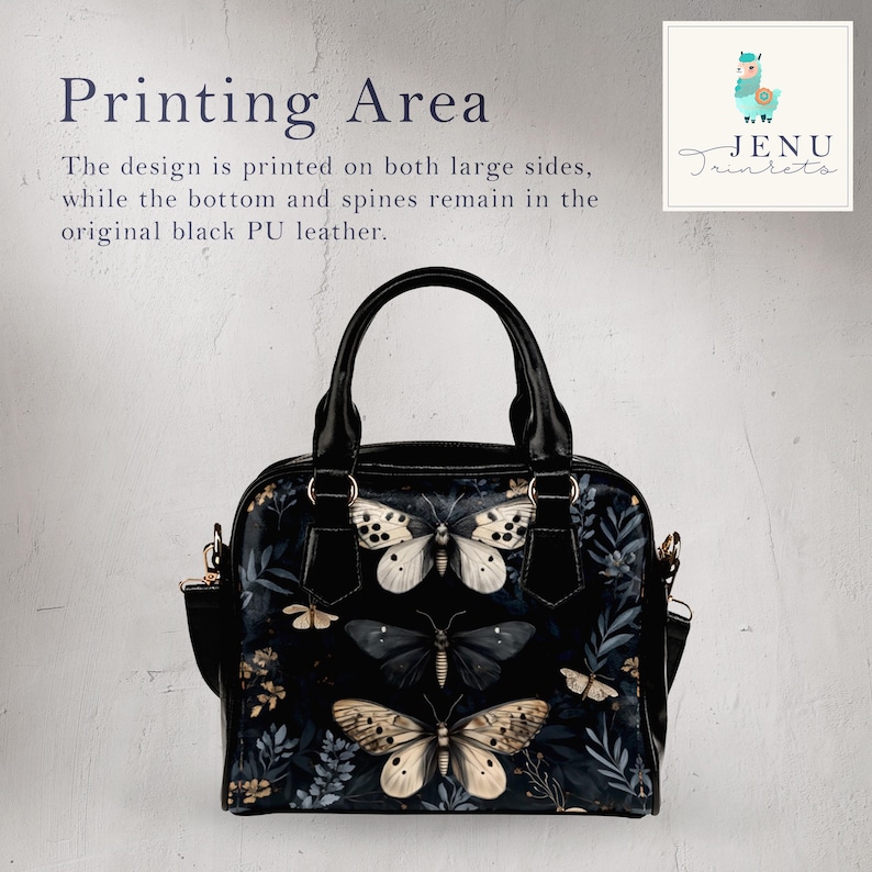 K&ouml;nnte beinhalten: Schwarze Handtasche mit Schmetterlings- und Blumenmuster. Sie hat einen oberen Griff und einen Schultergurt. Der Text "Printing Area" steht oben, und "JENU Trinkets" befindet sich oben rechts.
