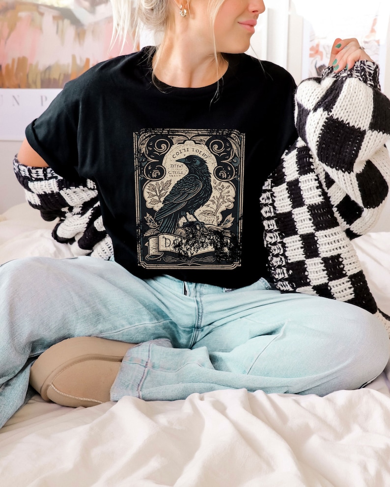 Gothic Raven Extra Light T-Shirt Crow Celestial Tarot Card Shirt Goth Bird Animal Tee Witchy Graphic Witchcraft Dark Academia Top Streetwear