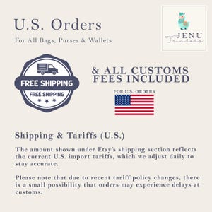 K&ouml;nnte beinhalten: Bild mit Text: "U.S. Orders For All Bags, Purses & Wallets" und "FREE SHIPPING". Enth&auml;lt eine US-Flagge und den Text "& ALL CUSTOMS FEES INCLUDED". Enth&auml;lt auch das Logo f&uuml;r JENU Trinkets.