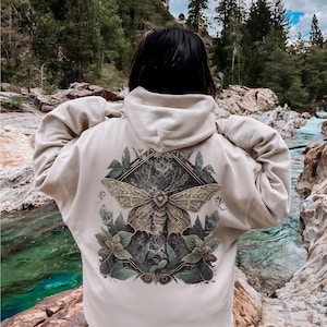 Vintage Moth Hoodie Nature Forest Sweatshirt Cottage Core Hoodie Fairycore Top Goblin Core Street Wear Trendy Woodland Shirt Green Witc Back