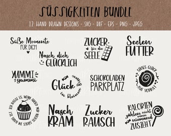 Puede incluir: Un conjunto de 12 diseños dibujados a mano en blanco y negro que presentan varios dulces y refranes. Los diseños incluyen "Süße Momente für Dich", "Nasch dich glücklich", "YUMMI yummi", "Glück in kleinen", "Nasch Kram", "Zucker Rausch", "Zucker für die Seele", "Seelen Futter", "Schokoladen Parkplatz", "Süßes Glück auf Vorrat", "Kalorien zählen nicht wenn niemand zusieht".