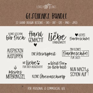 Puede incluir: Un conjunto de 12 diseños dibujados a mano para etiquetas de regalo, con frases como "Hecho a mano", "Con amor", "Una pequeña cosa" y "Gracias".