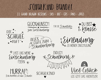 Puede incluir: Un conjunto de 11 diseños dibujados a mano en blanco y negro para niños en edad escolar. Los diseños incluyen frases como "Glückwunsch zur Einschulung" (Felicidades por tu primer día de escuela), "Die Schule ruft" (La escuela llama), "Lass uns meine Einschulung feiern" (Celebremos mi primer día de escuela), "Hurra! Ich komme in die Schule" (¡Hurra! Voy a la escuela), "Alles Gute zum Schulanfang" (Todo lo mejor para el comienzo de la escuela), "Endlich Schulkind" (Finalmente un niño de escuela), "Schulkind" (Niño de escuela), "Für die Schultüte" (Para el cono escolar), "Du bist 1. Klasse" (Estás en 1er grado), "Einladung zu meiner Einschulung" (Invitación a mi primer día de escuela), y "Viel Glück Los geht das Abenteuer" (Mucha suerte, la aventura comienza).