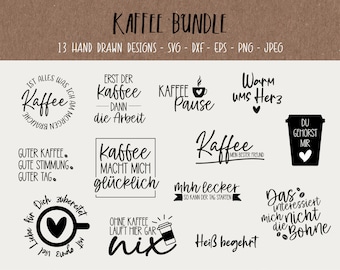 Puede incluir: Un conjunto de 13 diseños de café dibujados a mano en blanco y negro. Los diseños incluyen frases como "Kaffee Pause", "Warm ums Herz" y "Kaffee macht mich glücklich".