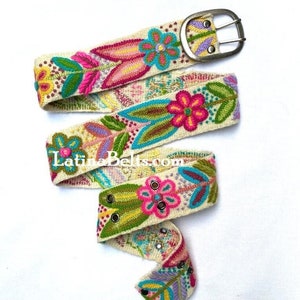 Ceinture brodée à la main florale blanche avec de la laine rose ceintures brodées ceinture ethnique florale bohème ceinture cadeaux pour elle ceinture péruvienne laine pérou