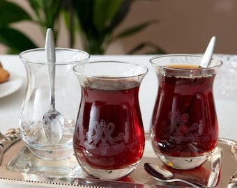 Exquisito juego de tazas de té turco con borde plateado. Contiene seis vasos UK/USA