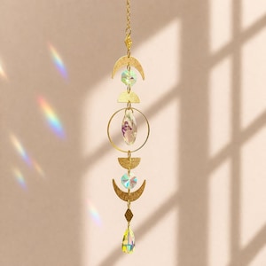 edler Sonnenfänger aus gebürstetem Messing mit Aurora Borealis Kristallen – 3cm Glasprisma, Regenbogen Lichtspiel, edle Fensterdeko