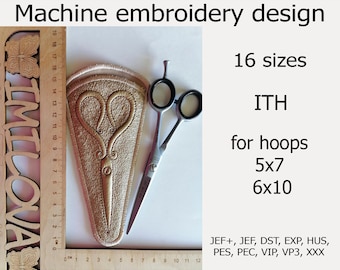 Könnte beinhalten: Maschinenstickdesign für einen Scherenhalter. Das Design ist In-the-Hoop (ITH) und kommt in 16 Größen für 5x7 und 6x10 Hoops. Das Design ist in den Formaten JEF+, JEF, DST, EXP, HUS, PES, PEC, VIP, VP3 und XXX verfügbar.
