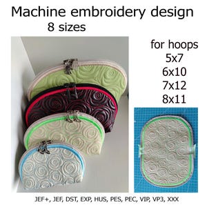 Può includere: Disegno per ricamo a macchina per 8 dimensioni per telai 5x7, 6x10, 7x12, 8x11. L'immagine mostra quattro pochette semicircolari con cerniera con un motivo a rose trapuntate in verde chiaro, nero, beige e bianco, e un pezzo ricamato su un tappetino blu.