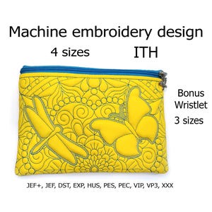 Könnte beinhalten: Gelbe Reißverschlusstasche mit gestickten Libellen- und Schmetterlingsmotiven. Die Tasche hat einen blauen Reißverschluss und Besatz. Der Text auf dem Bild lautet "Machine embroidery design" und "Bonus Wristlet".