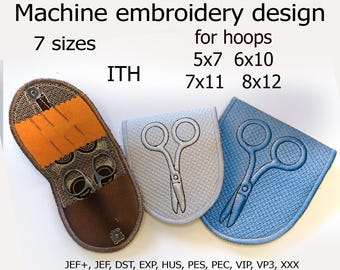 Könnte beinhalten: Maschinenstickdesign mit drei Scherenetuis in Braun, Hellgrau und Blau. Die Etuis sind mit einem Scherendesign bestickt. Der Text auf dem Bild lautet "Machine embroidery design" und "7 Größen". Das Design ist für Rahmen 5x7, 6x10, 7x11 und 8x12.