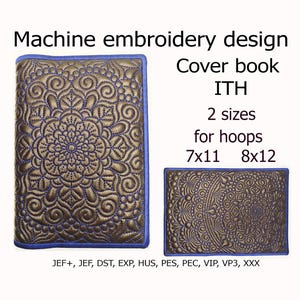 Könnte beinhalten: Maschinenstickdesign für ein Cover-Buch. Das Design zeigt ein detailliertes, goldfarbenes Muster auf einem dunkelblauen Hintergrund. Der Text weist auf zwei Größen für Rahmen von 17,78 x 27,94 cm und 20,32 x 30,48 cm hin.