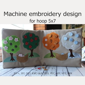 Peut inclure: Modèle de broderie machine pour un cerceau de 5x7 cm représentant quatre arbres avec des feuilles et des fruits de différentes couleurs. Les arbres sont brodés sur un coussin en tissu beige. Le motif est disponible aux formats JEF+, JEF, DST, EXP, HUS, PES, PEC, VIP, VP3 et XXX.
