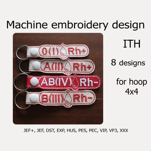 Könnte beinhalten: Satz von acht Stickdateien für einen 4x4-Hoop. Die Designs zeigen rote Blutgruppen-Etiketten mit weißem Text, darunter O(I) Rh+, A(II) Rh+, AB(IV) Rh- und B(III) Rh-. Die Designs sind im In-the-Hoop (ITH)-Format und in den Dateiformaten JEF+, JEF, DST, EXP, HUS, PES, PEC, VIP, VP3 und XXX verfügbar.