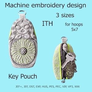 Puede incluir: Diseño de bordado a máquina para un estuche de llaves ITH en 3 tamaños para bastidores de 5x7. El diseño presenta una forma de muñeca rusa blanca y verde lima con costuras negras, cierre de cremallera y llavero. Incluye formatos JEF+, JEF, DST, EXP, HUS, PES, PEC, VP3, XXX.