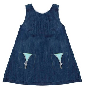 Pode incluir: Um vestido de ganga sem mangas com dois bolsos. Os bolsos t&ecirc;m um design de z&iacute;per azul claro.