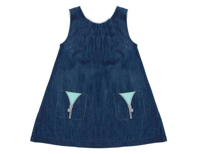 Pode incluir: Um vestido de ganga sem mangas com dois bolsos. Os bolsos t&ecirc;m um design de z&iacute;per azul claro.