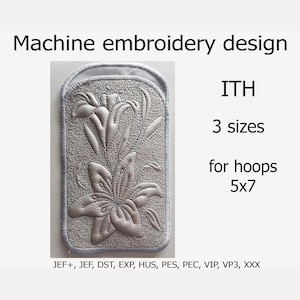 K&ouml;nnte beinhalten: Ein silbernes Stickmuster einer Lilie im In-the-Hoop-Format (ITH). Das Design ist in drei Gr&ouml;&szlig;en f&uuml;r 5x7-Stickrahmen erh&auml;ltlich. Die enthaltenen Dateiformate sind JEF+, JEF, DST, EXP, HUS, PES, PEC, VIP, VP3 und XXX.