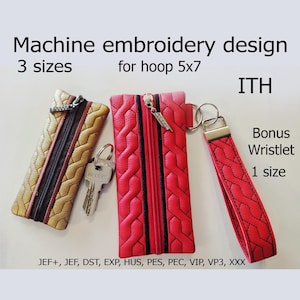 Könnte beinhalten: Maschinenstickdesign für einen Schlüsselanhänger und ein Armband. Der Schlüsselanhänger ist in zwei Farben erhältlich: Beige und Rot. Der rote Schlüsselanhänger hat einen schwarzen Reißverschluss und ein passendes Armband. Der Text auf dem Bild lautet "Machine embroidery design" und "Bonus Wristlet".