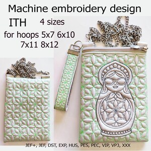 Könnte beinhalten: Maschinenstickdesign für eine Tasche mit Kettenriemen und Handschlaufe. Das Design zeigt eine Matrjoschka-Puppe und florale Muster mit grünen Akzenten. Der Text auf dem Bild gibt an, dass das Design in vier Größen erhältlich ist.