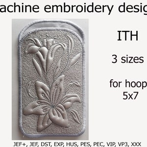 K&ouml;nnte beinhalten: Ein silbernes Maschinenstickdesign mit zwei Lilien in einem 5x7-Rahmen. Das Design ist in drei Gr&ouml;&szlig;en und in folgenden Formaten erh&auml;ltlich: JEF+, JEF, DST, EXP, HUS, PES, PEC, VIP, VP3, XXX.