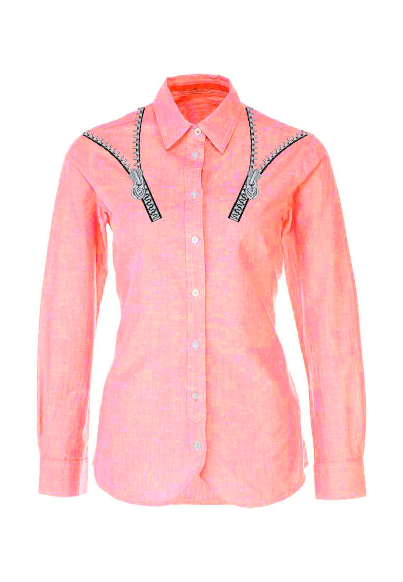 Pode incluir: Uma camisa rosa de manga comprida com bot&otilde;es e um design de z&iacute;per na gola.