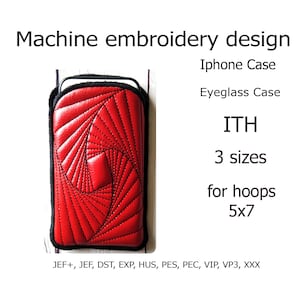 Puede incluir: Una funda roja acolchada para iPhone o gafas con un diseño en espiral. La funda tiene bordes negros y el texto "Machine embroidery design", "iPhone Case", "Eyeglass Case", "ITH", "3 sizes" y "for hoops 5x7".