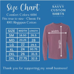 Pu&ograve; includere: Tabella delle taglie per camicie a maniche lunghe realizzate con tessuto Comfort Colors 6014. La tabella mostra le taglie dalla S alla 3XL con le misure di larghezza e lunghezza corrispondenti in pollici. La tabella &egrave; su uno sfondo blu con un'immagine di una camicia a maniche lunghe malva.