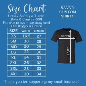以下が含まれることがあります： サイズチャートと「Savvy Custom Shirts」の文字が入った黒色のユニセックスTシャツ。 XSから4XLまでのサイズが記載されており、幅と長さの測定値はセンチメートルです。 シャツは100％リングスパンコットン製です。