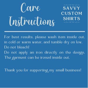 Puede incluir: Un gr&aacute;fico azul con texto blanco que dice "Instrucciones de cuidado" y "SAVVY CUSTOM SHIRTS". El texto proporciona instrucciones de lavado: lavar del rev&eacute;s en agua fr&iacute;a o tibia, secar en secadora a baja temperatura, no usar lej&iacute;a y no planchar directamente sobre el dise&ntilde;o.