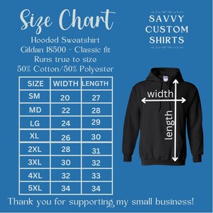 Pu&ograve; includere: Tabella delle taglie per una felpa con cappuccio, che mostra le misure in pollici per larghezza e lunghezza. La tabella include le taglie dalla S alla 5XL. La felpa &egrave; nera e ha un cappuccio. Il testo "SAVVY CUSTOM SHIRTS" &egrave; nella parte superiore dell'immagine.