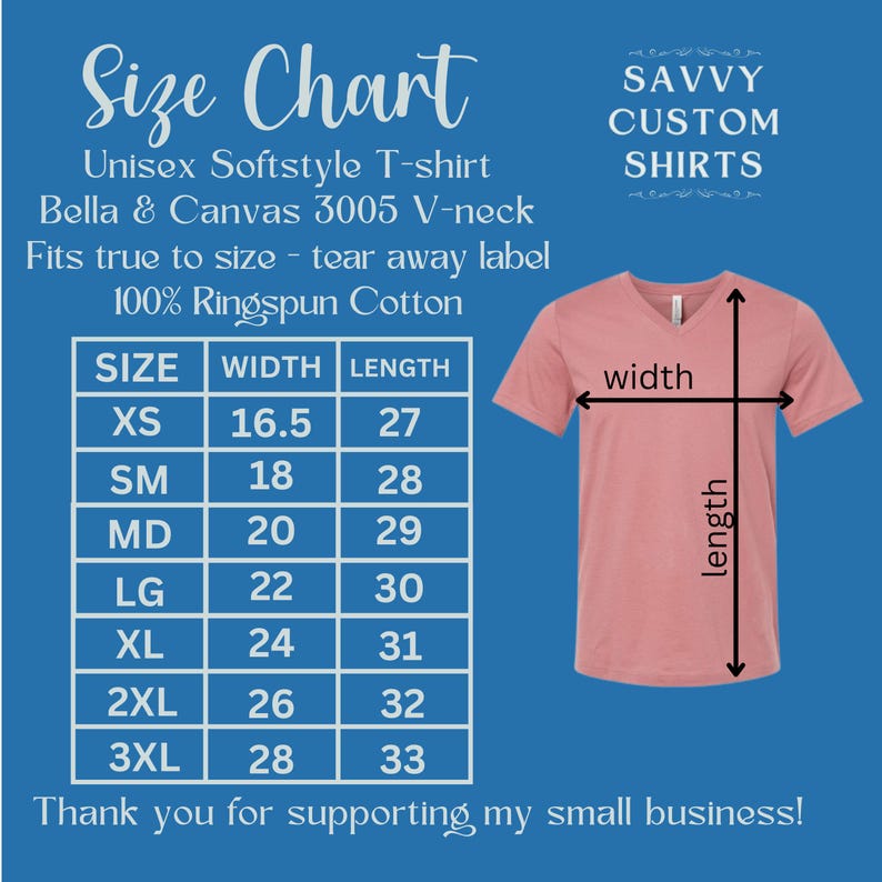 K&ouml;nnte beinhalten: Gr&ouml;&szlig;entabelle f&uuml;r ein Unisex-V-Neck-T-Shirt aus 100% Ringspinn-Baumwolle. Die Tabelle zeigt die Breite und L&auml;nge in Zoll f&uuml;r die Gr&ouml;&szlig;en XS bis 3XL. Die Tabelle ist auf einem blauen Hintergrund gedruckt, rechts ist ein pinkfarbenes V-Neck-T-Shirt abgebildet.