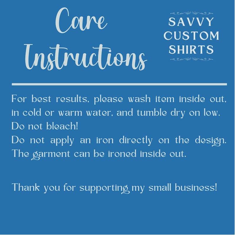 以下が含まれることがあります： 青色のグラフィックで、白い文字で「Care Instructions」と「SAVVY CUSTOM SHIRTS」と書かれています。テキストには洗濯方法が記載されています。裏返して冷水または温水で洗い、低温でタンブル乾燥し、漂白剤を使用せず、デザインに直接アイロンをかけないでください。