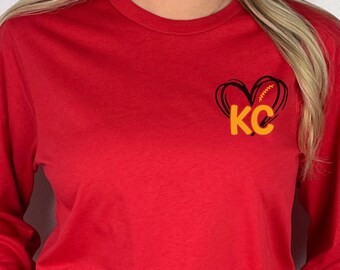Camiseta de fútbol de KC para mujer, camiseta de cuello redondo para fanático del fútbol de Kansas City, camiseta de manga larga de fútbol con corazón de KC, sudadera con capucha con corazón de KC, camiseta de fútbol para mujer