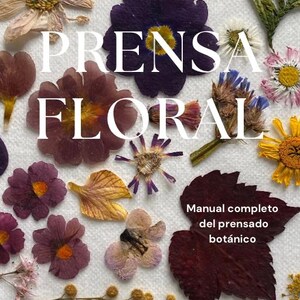 Può includere: Una copertina di libro con il titolo "Prensa Floral" e il sottotitolo "Manual completo del prensado botánico". La copertina presenta una varietà di fiori e foglie pressati in tonalità di viola, giallo e verde.