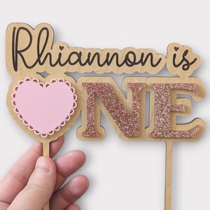 Topper per torta a tema San Valentino, Topper per torta per il primo compleanno, Topper per torta per bambini personalizzato, Decorazione per San Valentino, Ciondolo per torta a forma di cuore
