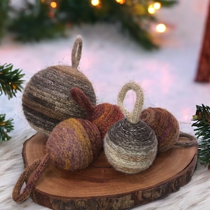 Élégance rustique : décorations en fibre tricotées tissées à la main pour votre arbre, lot de 5 décorations de Noël uniques faites main