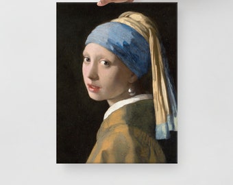 Puede incluir: Una pintura de una joven que lleva un pañuelo azul y amarillo con un pendiente de perla. La mujer mira a la izquierda del espectador y tiene una expresión suave en su rostro.