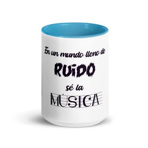 En un mundo lleno de ruido, sé la música - Taza con Color en el Interior